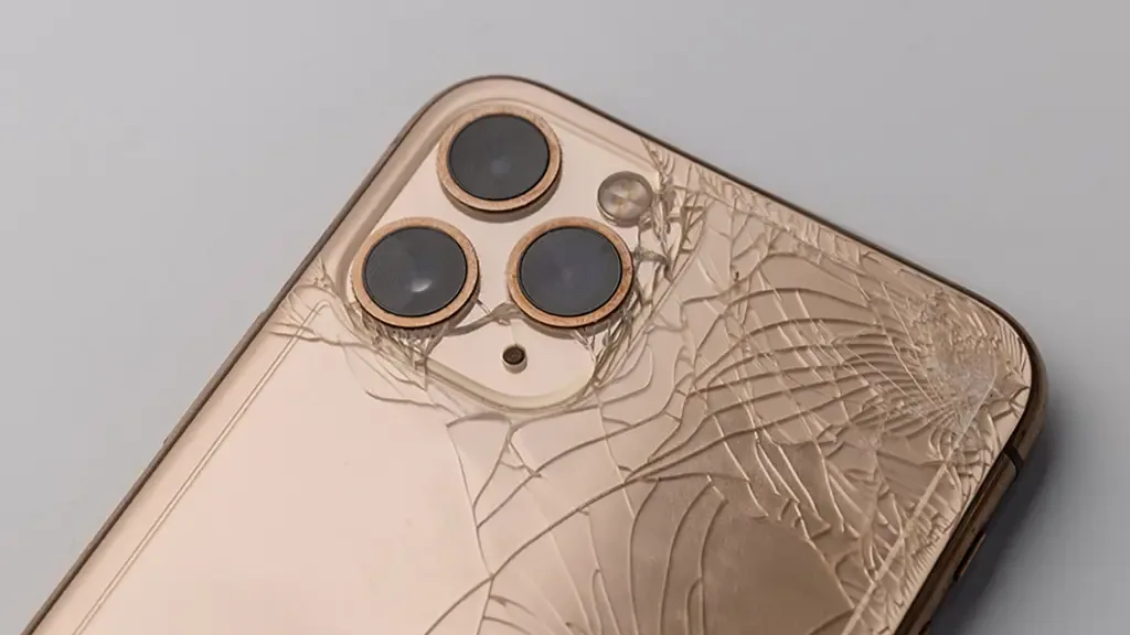 iPhone Arka Camı Kırıldı? Kasa mı Yoksa Arka Kapak mı Değiştirilmeli?