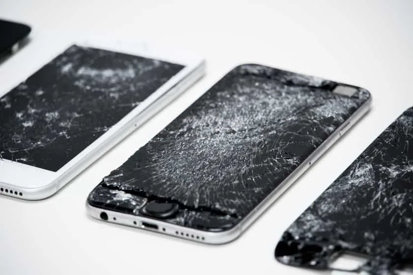 iPhone Ekran Tamamı mı Değişmeli Yoksa Sadece Ön Cam mı?