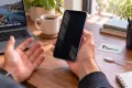 Açılmayan iPhone 11 cihazını kontrol eden kullanıcı; anakart incelemesi öncesini anlatan temsili sahne