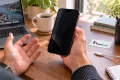 Açılmayan iPhone 14 Pro Max cihazını kontrol eden kullanıcı; anakart incelemesi öncesini anlatan temsili sahne
