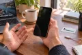Açılmayan iPhone XS cihazını kontrol eden kullanıcı; anakart incelemesi öncesini anlatan temsili sahne