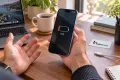 iPhone Air ile düşük şarj seviyesini fark eden müşteri; Teknonand logolu masa