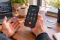 Görüşmede sesi duyamayan iPhone 11 Pro kullanıcısını anlatan temsili sahne