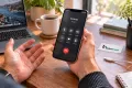 Görüşmede sesi duyamayan iPhone XS Max kullanıcısını anlatan temsili sahne